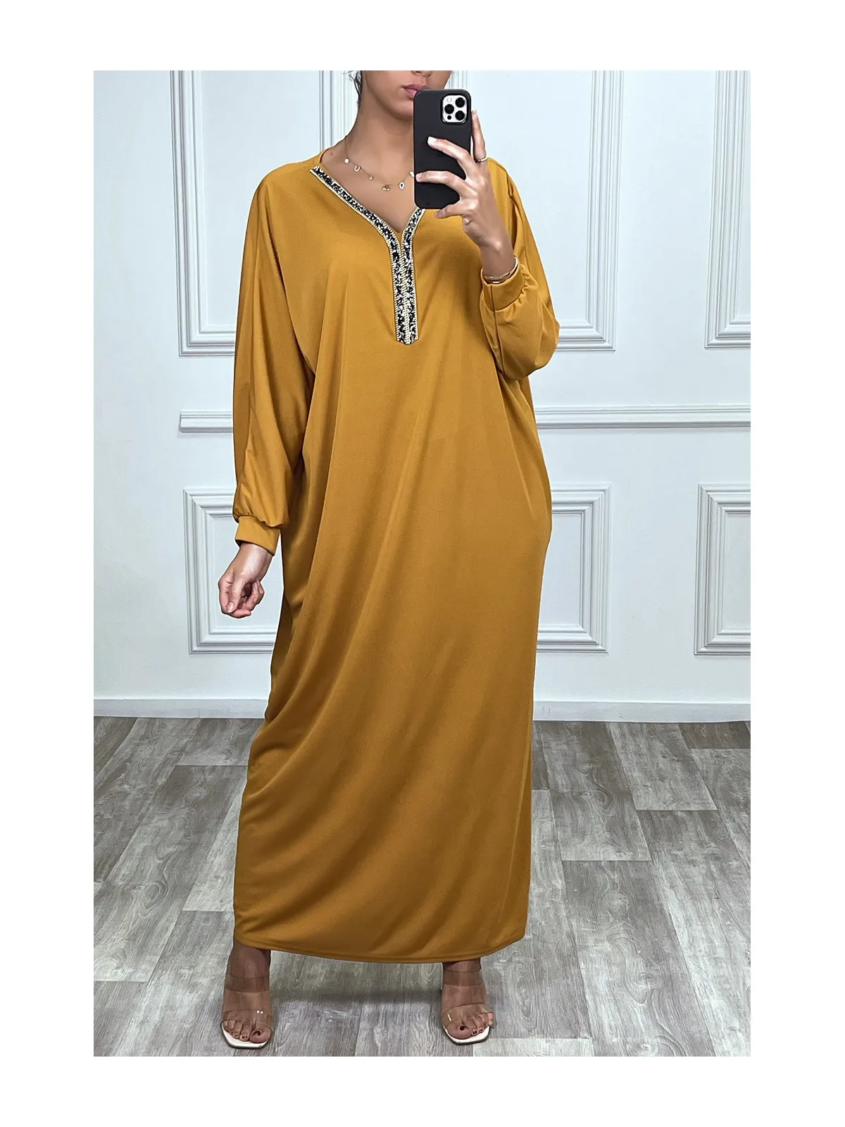 Abaya moutarde à encolure de strass et manches longues