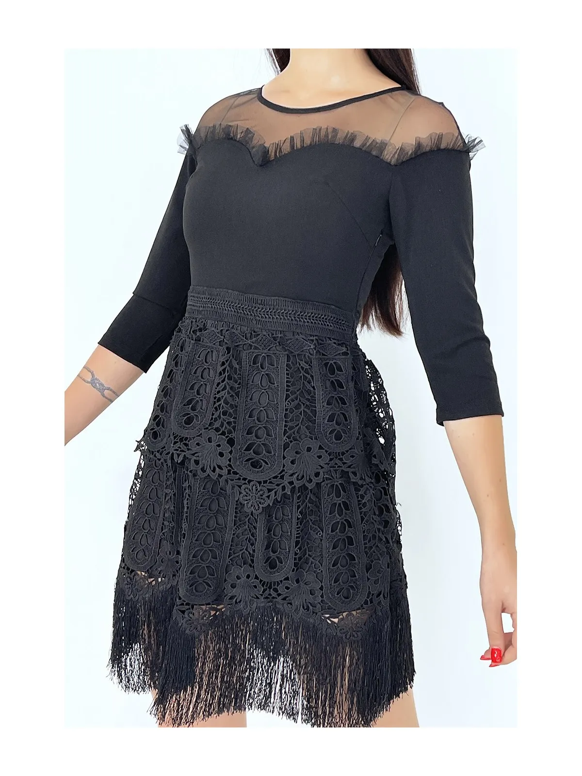 Robe chic noire à manches 3/4 et doublure ajourée à franges