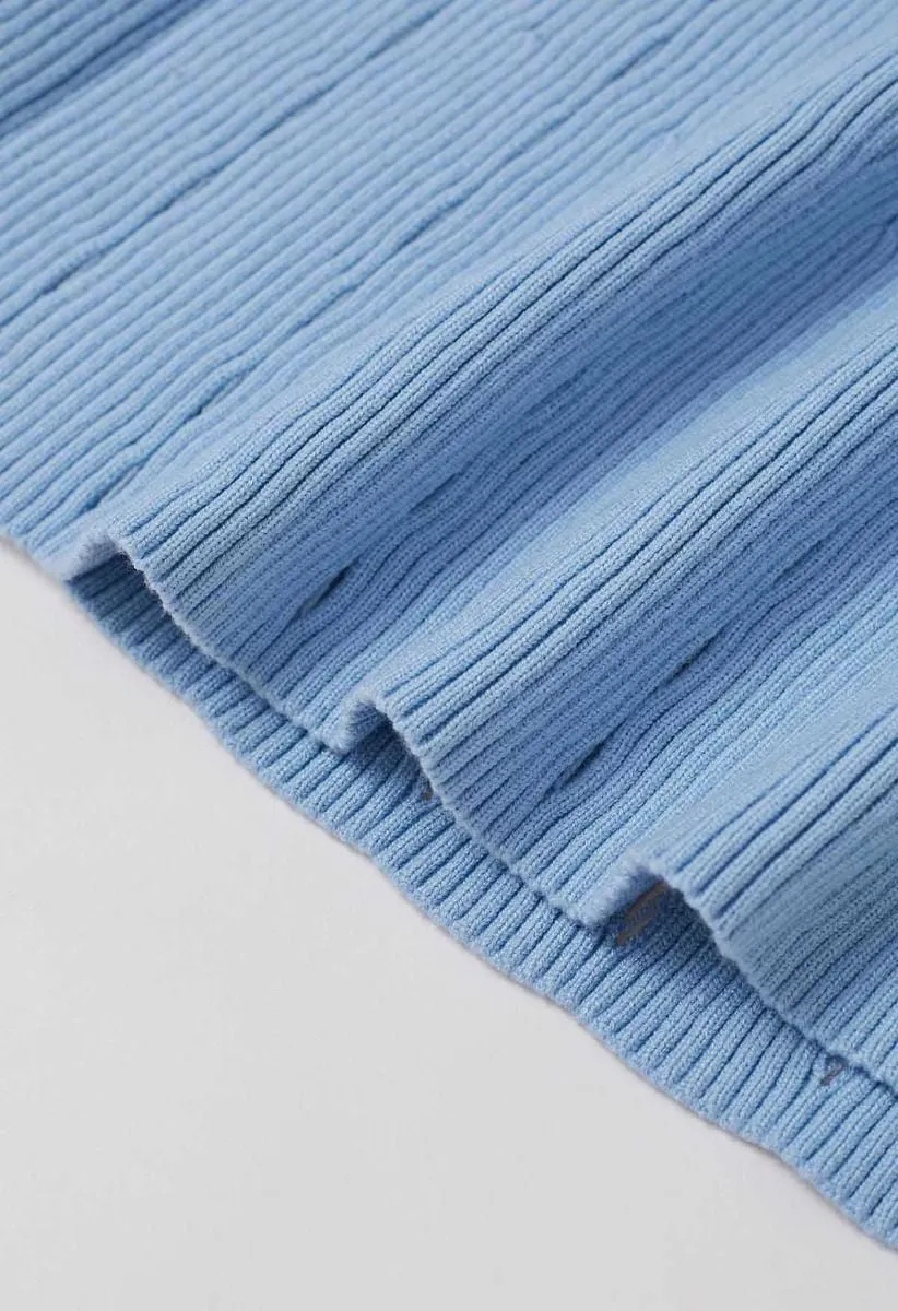 Robe mi-longue attrayante à col en V et boutons cloutés en bleu